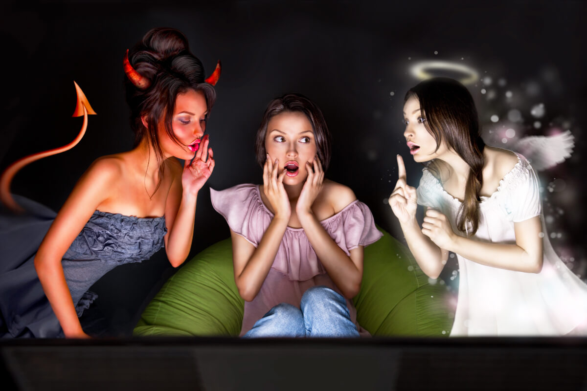 mulheres representando um anjo, um demônio e outra pessoas assustada