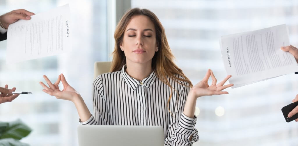 mulher meditando no trabalho